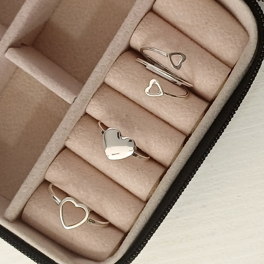 Anéis de prata 925 num porta joias