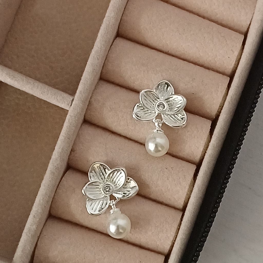 Brinco de orquídea e pérola em prata 925 em porta joias na Dalí Joias