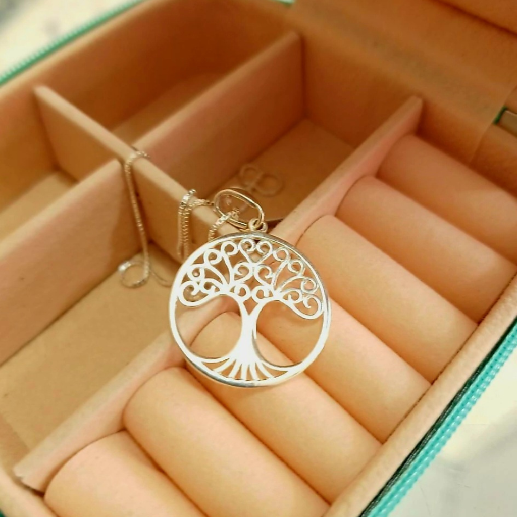 Colar de prata árvore da vida em expositor de joias na Dalí Joias