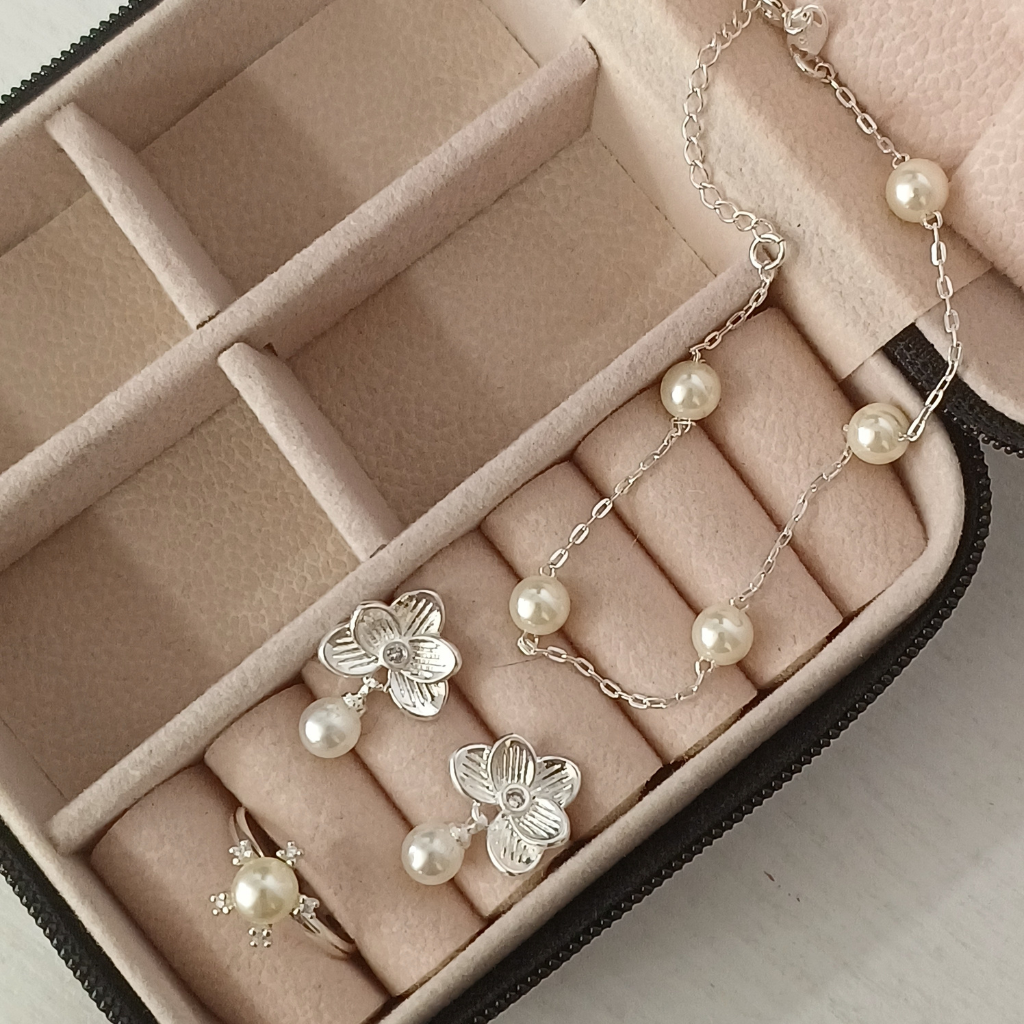 Joias de prata num porta joias na Dalí Joias