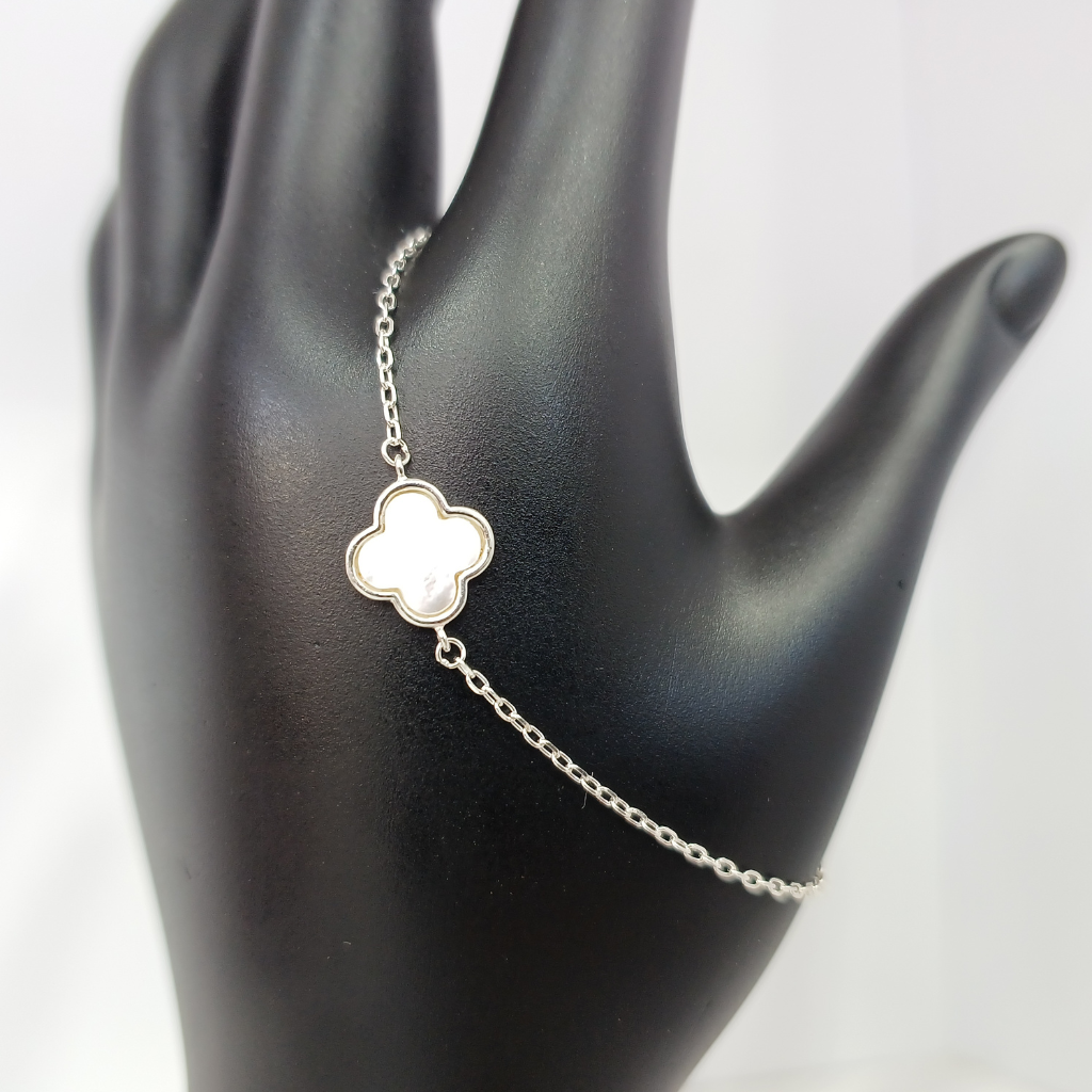 Pulseira de prata com trevo em expositor de mão na Dalí Joias